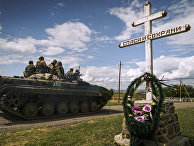 Ополченцы проезжают мимо памятника на месте крушения самолета Малайзийских авиалиний Ополченцы проезжают мимо памятника на месте крушения самолета Малайзийских авиалиний
