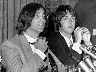 Участники британской поп-группы The Beatles Джон Леннон и Пол Маккартни Участники британской поп-группы The Beatles Джон Леннон и Пол Маккартни