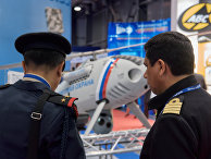 Посетители осматривают БПЛА «Горизонт» на Международном Военно-Морском салоне Посетители осматривают БПЛА «Горизонт» на Международном Военно-Морском салоне