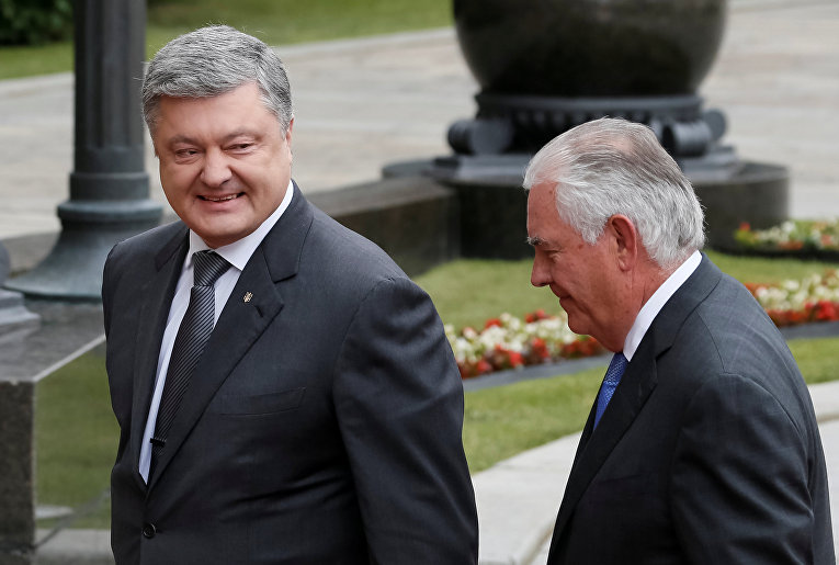 Президент украины Пётр Порошенко и госсекретарь США Рекс Тиллерсон во время встречи в Киеве. 9 июля 2017