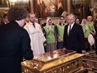 Президент РФ Владимир Путин во время посещения храма Христа Спасителя Президент РФ Владимир Путин во время посещения храма Христа Спасителя