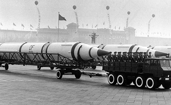 Стратегические ракеты CSS-3 во время парада на площади Тяньаньмэнь в Пекине, 1984 год