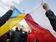 Флаги Польши и Украины во время демонстрации в поддержку оппозиционного движения на Украине Флаги Польши и Украины во время демонстрации в поддержку оппозиционного движения на Украине