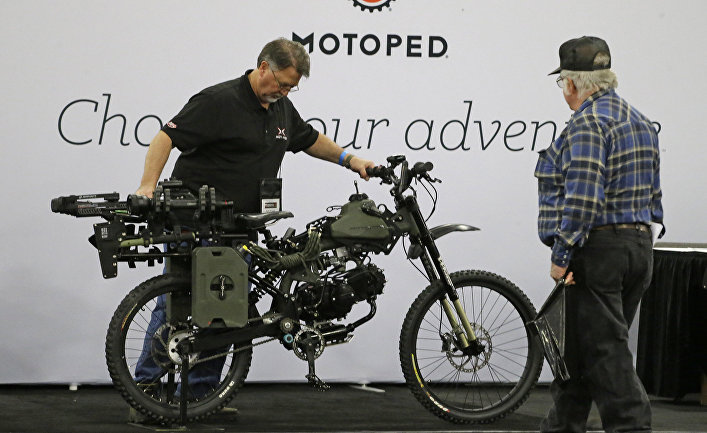 Кен Стоун демонстрирует Motoped Survival Bike на ПрепперКоне в Солт-Лейк-Сити, США
