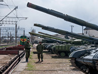 Украинские танки готовятся к погрузке на поезд на железнодорожной станции близ Симферополя Украинские танки готовятся к погрузке на поезд на железнодорожной станции близ Симферополя