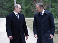 Премьер-министр РФ Владимир Путин и премьер-министр Польши Дональд Туск проходят по территории мемориального комплекса "Катынь" Премьер-министр РФ Владимир Путин и премьер-министр Польши Дональд Туск проходят по территории мемориального комплекса "Катынь"