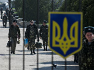 Украинские военнослужащие покидают свою базу в поселке Любимовка рядом с Севастополем Украинские военнослужащие покидают свою базу в поселке Любимовка рядом с Севастополем