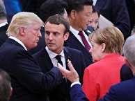 Президент США Дональд Трамп, президент Франции Эммануэль Макрон и федеральный канцлер Германии Ангела Меркель на саммите G20 в Гамбурге Президент США Дональд Трамп, президент Франции Эммануэль Макрон и федеральный канцлер Германии Ангела Меркель на саммите G20 в Гамбурге