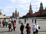 Прохожие на Красной площади в Москве Прохожие на Красной площади в Москве