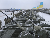 Украинские солдаты во время встречи с Петром Порошенко на военной базе рядом с Житомиром Украинские солдаты во время встречи с Петром Порошенко на военной базе рядом с Житомиром