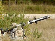 Американские военные производят выстрел из противотанкового ракетного комплекса (ПТРК) FGM-148 Javelin
