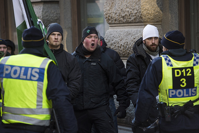 Столкновения полиции и нео-нацистов в центре Стокгольма
