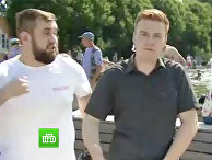 Корреспондент НТВ Никита Развозжаев во время прямого включения из Парка Горького. 2 августа 2017