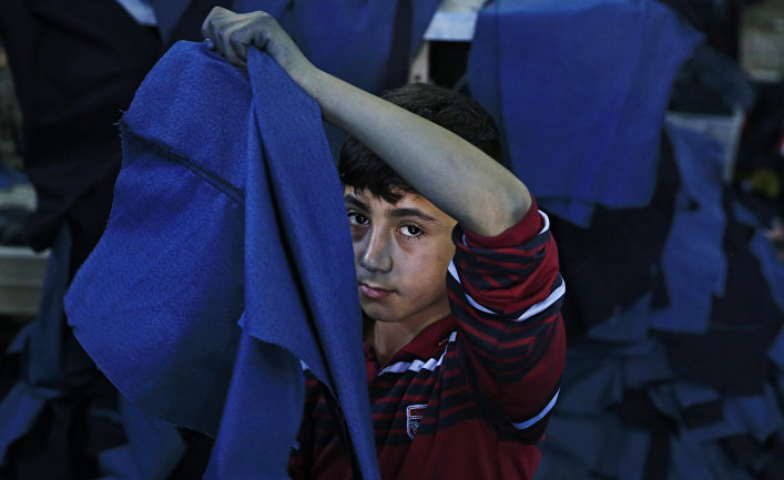 Беженец из Сирии работает в мастерской одежды в Газиантепе на юго-востоке Турции