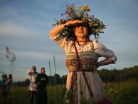 Участники языческого праздника летнего солнцестояния "Ивана Купала" на капище в Серпуховском районе Московской области