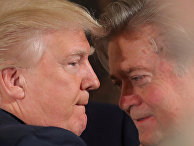 Президент США Дональд Трамп беседует с главным стратегом Белого дома Стивом Бэнноном Президент США Дональд Трамп беседует с главным стратегом Белого дома Стивом Бэнноном