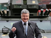 Президент Украины Петр Порошенко во время визита на выставку украинской военной техники в Киеве Президент Украины Петр Порошенко во время визита на выставку украинской военной техники в Киеве