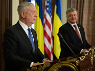 Министр обороны США Джеймс Мэттис во время совместной пресс-конференции с Петром Порошенко в Киеве. 24 августа 2017