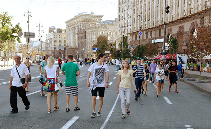 Прохожие на улице Крещатик в Киеве