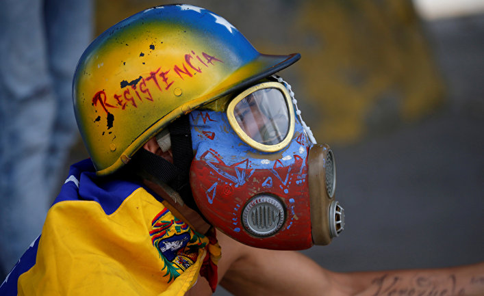 Демонстрант во время антиправительственного митинга в Каракасе