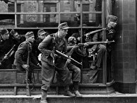 Немецкие солдаты на улицах Варшавы, 1944-ый год Немецкие солдаты на улицах Варшавы, 1944-ый год
