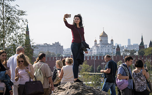 Посетители парка «Зарядье» в Москве Посетители парка «Зарядье» в Москве