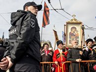 Во время крестного хода в честь дня перенесения мощей Святого Благоверного князя Александра Невского в Санкт-Петербурге Во время крестного хода в честь дня перенесения мощей Святого Благоверного князя Александра Невского в Санкт-Петербурге