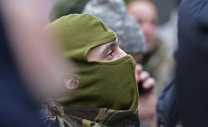 Бойцы 24-го отдельного штурмового батальона Вооруженных сил Украины "Айдар" во время митинг