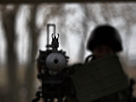 Украинский солдат с пулеметом на блокпосту рядом с городом Курахово в Донецкой области Украинский солдат с пулеметом на блокпосту рядом с городом Курахово в Донецкой области