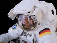 Немецкий астронавт Томас Райтер совершает выход в открытый космос Немецкий астронавт Томас Райтер совершает выход в открытый космос