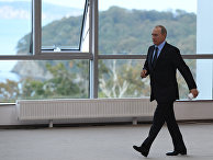 Президент РФ Владимир Путин перед началом заседания президиума Государственного совета на острове Русский. 6 сентября 2017 Президент РФ Владимир Путин перед началом заседания президиума Государственного совета на острове Русский. 6 сентября 2017