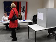 Избиратели голосуют на участке в Берлине во время парламентских выборов. 24 сентября 2017 Избиратели голосуют на участке в Берлине во время парламентских выборов. 24 сентября 2017