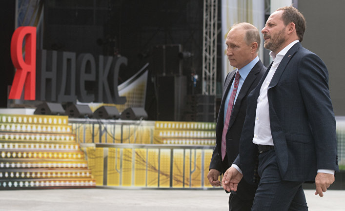 генеральный директор компании "Яндекс" Аркадий Волож и Владимир Путин во время посещения московского офиса отечественной ИТ-компании "Яндекс". 21 сентября 2017