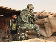 Сирийская армия и бойцы народного ополчения во время наступления в районе Джафра в Дейр-эз-Зоре Сирийская армия и бойцы народного ополчения во время наступления в районе Джафра в Дейр-эз-Зоре