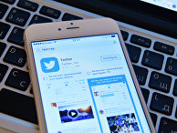 Страница социальной сети Twitter на экране смартфона Страница социальной сети Twitter на экране смартфона