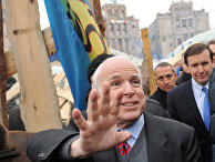 Сенатор США Джон Маккейн на площаде Независимости в Киеве во время митинга оппозиции Сенатор США Джон Маккейн на площаде Независимости в Киеве во время митинга оппозиции