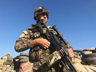 Бойцы сирийской армии во время наступления к востоку от города Дейр-эз-Зор в районе кладбищ
