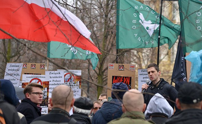 Участники митинга против возросшего числа украинских мигрантов в Варшаве. 18 марта 2017 года