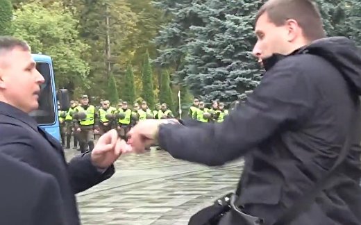 За Иловайск ответишь, тварь! За Иловайск ответишь, тварь!