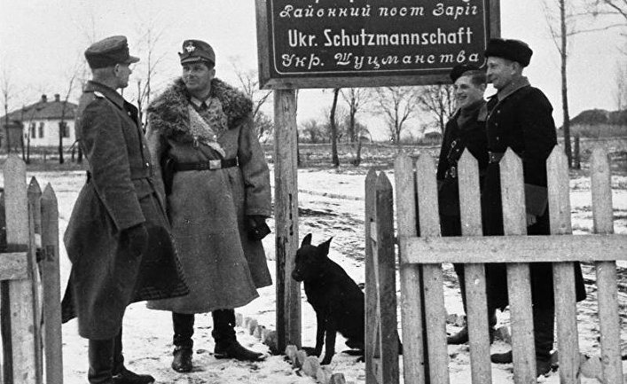 Гауптвахмистр полиции порядка Фолькманн, руководитель районного щуцманского поста в с.Зарог, (Полтавская область, Украина) дает указания своим подчиненым