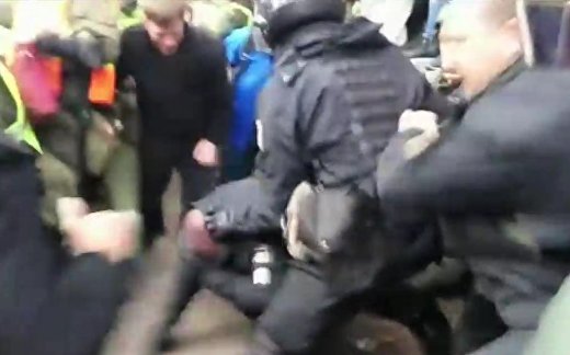 Как майдановцы избили полицейского Как майдановцы избили полицейского