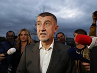 Лидер партии ANO Андрей Бабиш общается с прессой в Праге, Чехия Лидер партии ANO Андрей Бабиш общается с прессой в Праге, Чехия