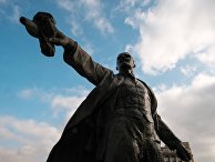 Мойка памятника В. И. Ленину на Московской площади в Санкт-Петербурге Мойка памятника В. И. Ленину на Московской площади в Санкт-Петербурге
