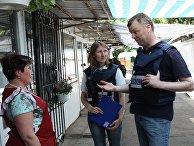 Первый зам главы Специальной мониторинговой миссии ОБСЕ на Украине Александр Хуг общается во время посещения города Ясиноватая Донецкой области. 23 июня 2017 Первый зам главы Специальной мониторинговой миссии ОБСЕ на Украине Александр Хуг общается во время посещения города Ясиноватая Донецкой области. 23 июня 2017