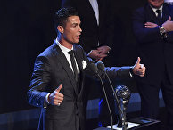 Футболист Криштиану Роналду во время лучшей церемонии награждения FIFA Football Awards в Лондоне Футболист Криштиану Роналду во время лучшей церемонии награждения FIFA Football Awards в Лондоне