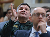 Министр внутренних дел Украины Арсен Аваков на первом съезде новой партии "Народный фронт" в Киеве. Справа - премьер-министр Украины Арсений Яценюк. Сентябрь 2014 Министр внутренних дел Украины Арсен Аваков на первом съезде новой партии "Народный фронт" в Киеве. Справа - премьер-министр Украины Арсений Яценюк. Сентябрь 2014