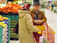 Покупатели в продуктовом магазине в городе Вантаа, Финляндия Покупатели в продуктовом магазине в городе Вантаа, Финляндия