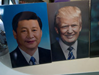 Портреты председателя КНР Си Цзиньпина, президента США Дональда Трампа и президента России Владимира Путина в магазине в Пекине Портреты председателя КНР Си Цзиньпина, президента США Дональда Трампа и президента России Владимира Путина в магазине в Пекине