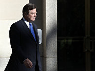 Экс-глава предвыборного штаба Трампа Пол Манафорт после заседания суда в Вашингтоне. 30 октября 2017 Экс-глава предвыборного штаба Трампа Пол Манафорт после заседания суда в Вашингтоне. 30 октября 2017