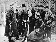Группа красногвардейцев в карауле у Смольного. Петроград. 1917 год Группа красногвардейцев в карауле у Смольного. Петроград. 1917 год